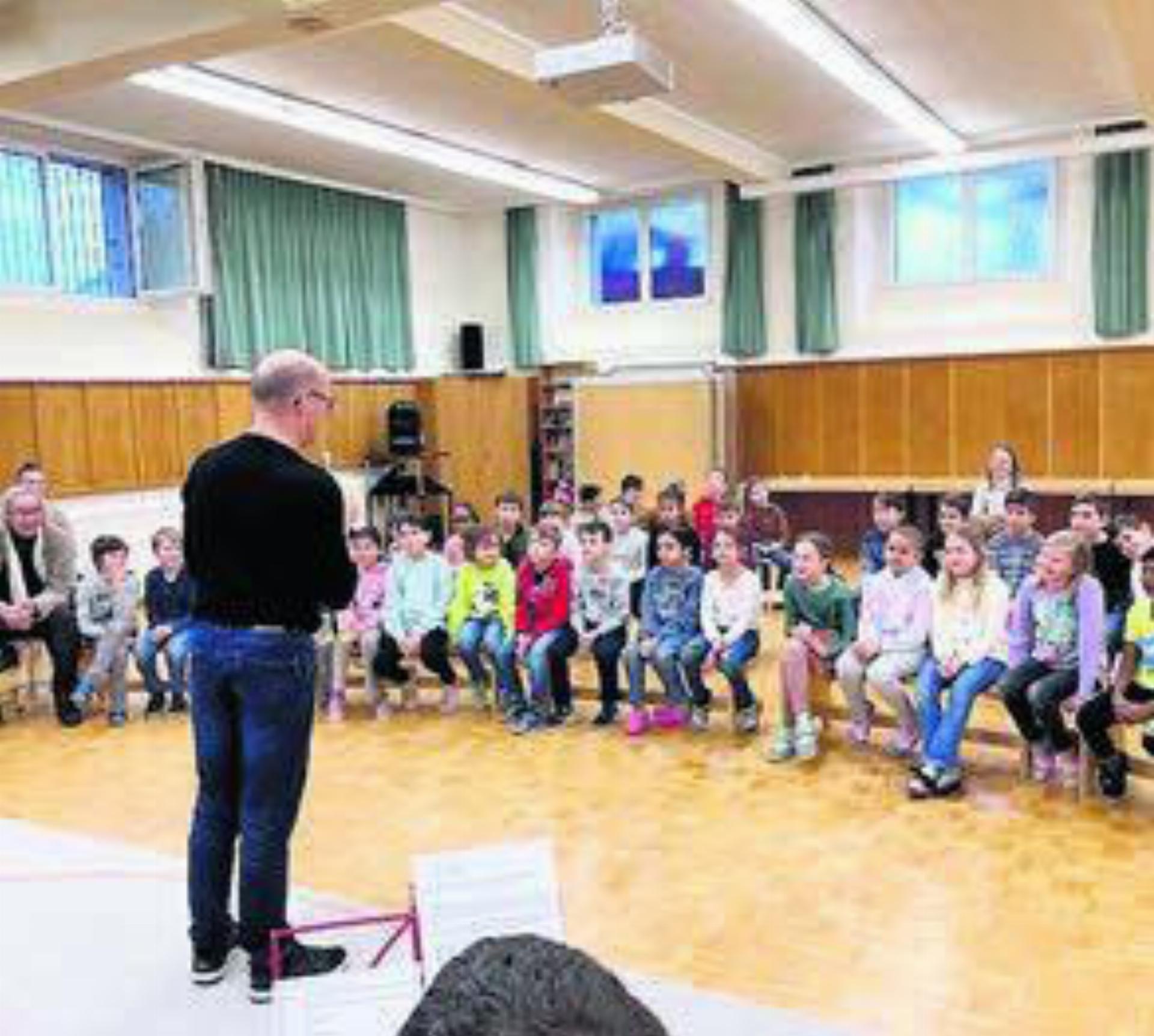 Musikschulleiter Heinz Binder begrüsst die Besucher zur Instrumentenvorstellung. Bilder: zg