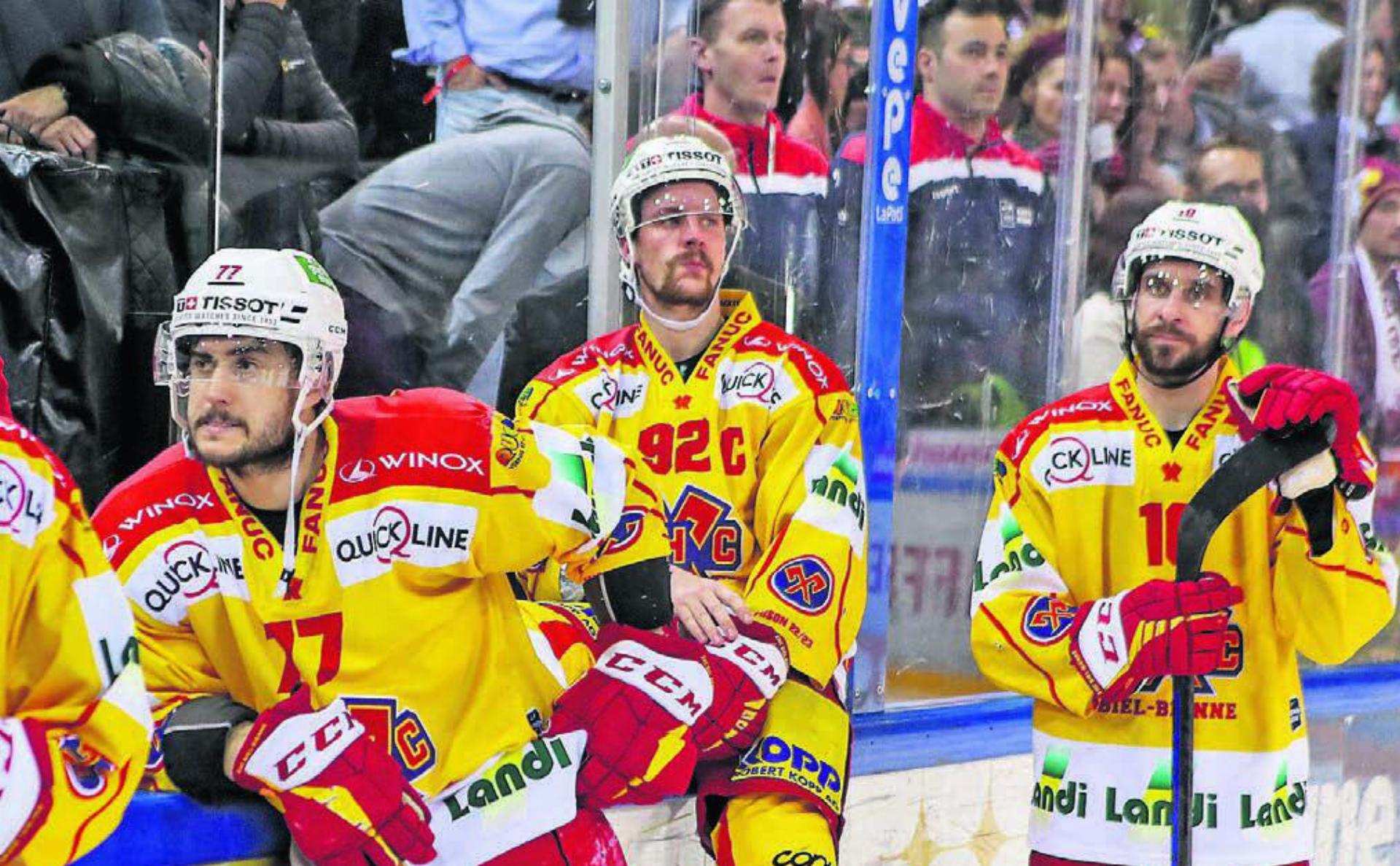 Im siebten Spiel musste Biel den Genfern den Meistertitel überlassen. Die Enttäuschung ist gross beim Freiämter Robin Grossmann (links) und seinen Mitspielern Gaetan Haas und Luca Cunti. Bild: Freshfocus