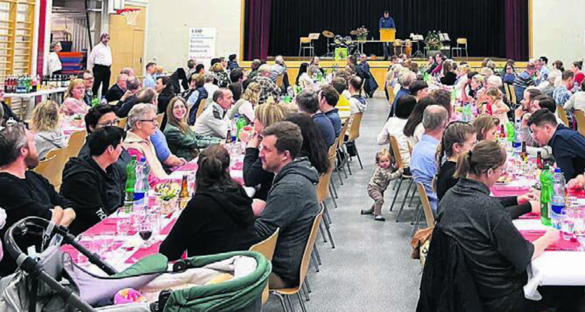 Am Apéro wurde zahlreichen Neuzuzügerinnen und Neuzuzügern die neue Wohngemeinde präsentiert. Bild: zg