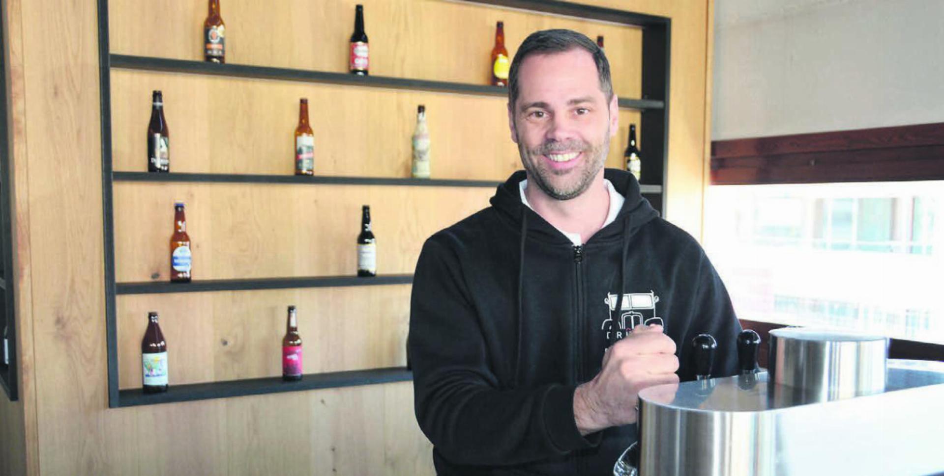 Über vier Zapfhähne wird frisches «Drüüklang Bräu»-Bier ausgeschenkt – Stefan Stutz freut sich darauf. Bild: Roger Wetli
