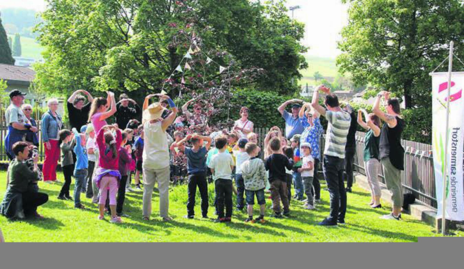 Der grosse Moment: Die Kindergartenkinder weihen mit Gesang und Tanz die neuen Bäume ein. Bild: gvd