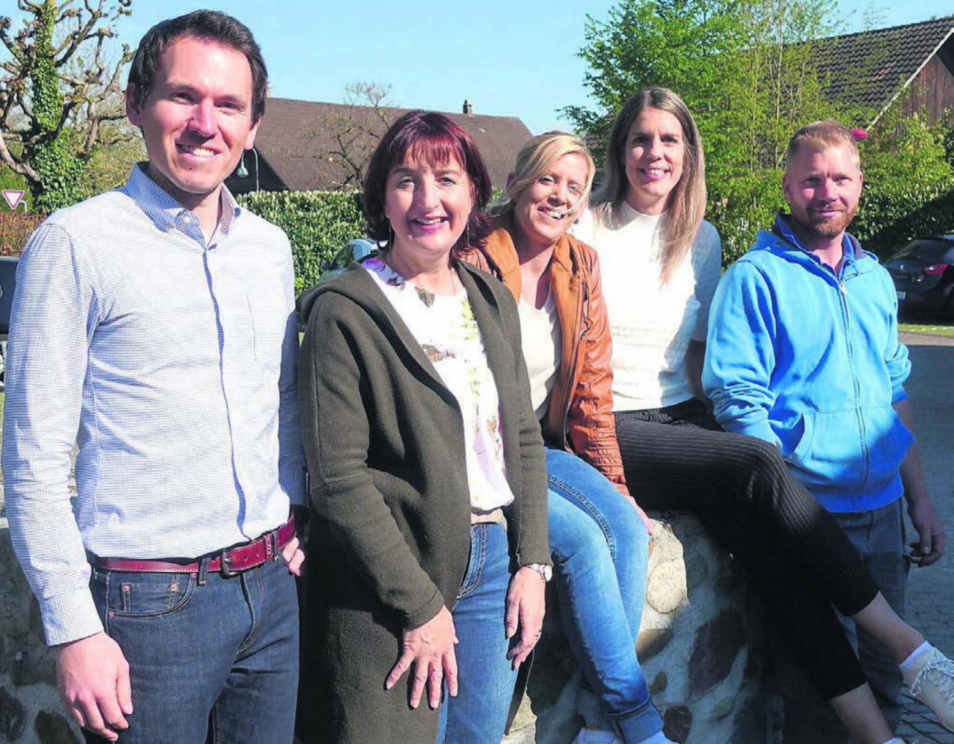Das fünfköpfige OK-Team freut sich auf das «Brunnenfäscht», von links: Lorenz Staubli, Doris Haas, Katja Odermatt, Julia Huber und Florian Kämpf hoffen jetzt, dass das Wetter beim Fest mitspielt. Bild: Susanne Schild