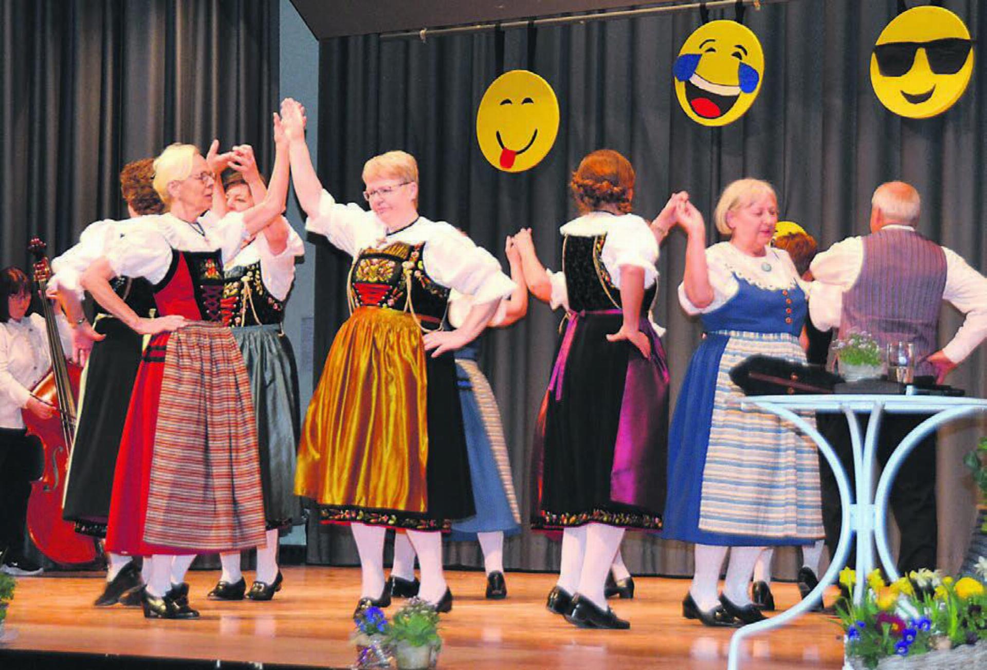 Traditionell, elegant – unter dem Motto «Tanze macht Freud» begeisterte die Volkstanzgruppe Lindenberg das Publikum.