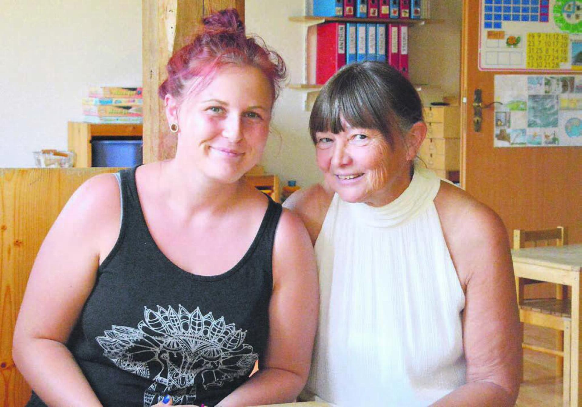 Auch Jahre später weiss Beatrix Ulmann (rechts) von den meisten Kindern, welche Wege sie eingeschlagen haben. Und manche bringt der Weg zurück ins «Schildchrötli»,, so wie Betreuerin Martina Schmid. Bild: Celeste Blanc