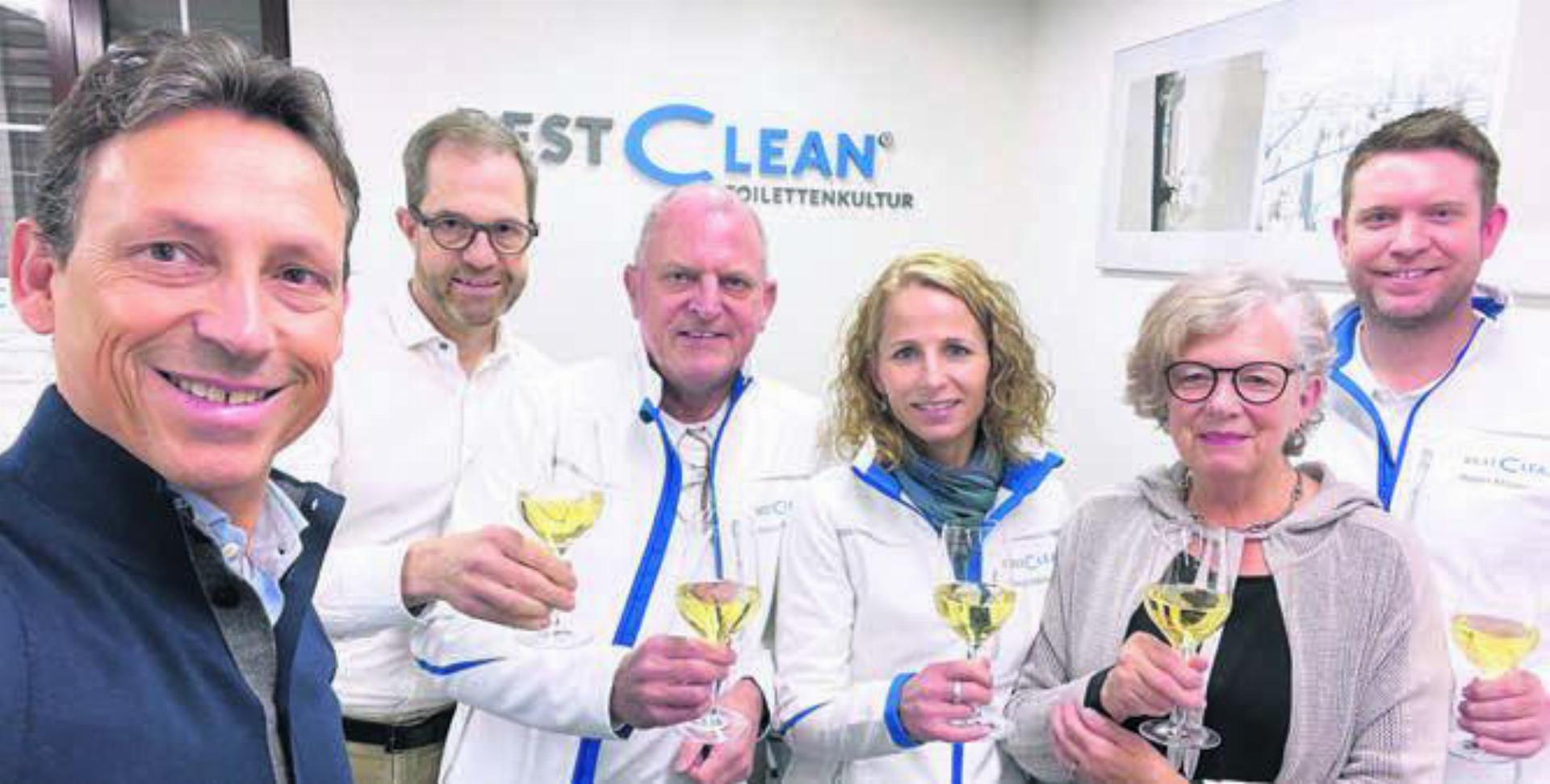 Über die neue Lösung erfreut: (v. l.) Urs Aschwanden (CEO), Gabriel Lüthy (CFO), beide ITS; Priskus A. Theiler, Margrit Meier, Erika Theiler, Roger Mäder von Restclean. Bild: zg