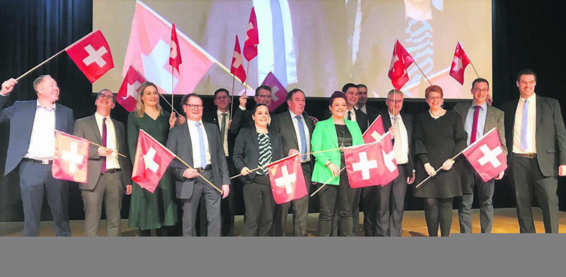 Fahnenschwingend ins Wahljahr: Die Nationalratskandidierenden der SVP Aargau, darunter Christoph Hagenbuch (2. von rechts) und Andreas Glarner (4. von rechts). Bild: pd