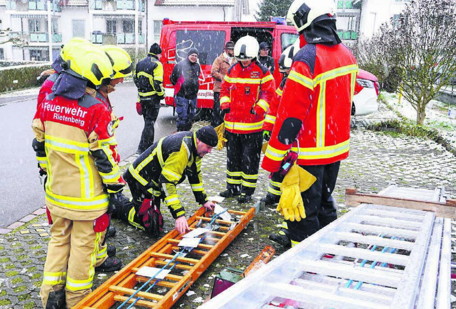 Beim Rettungsdienst wird den neuen Feuerwehrmännern und -frauen erklärt, dass sie sich immer nur an den Sprossen der Leiter halten sollen. Bilder: Hans Rechsteiner