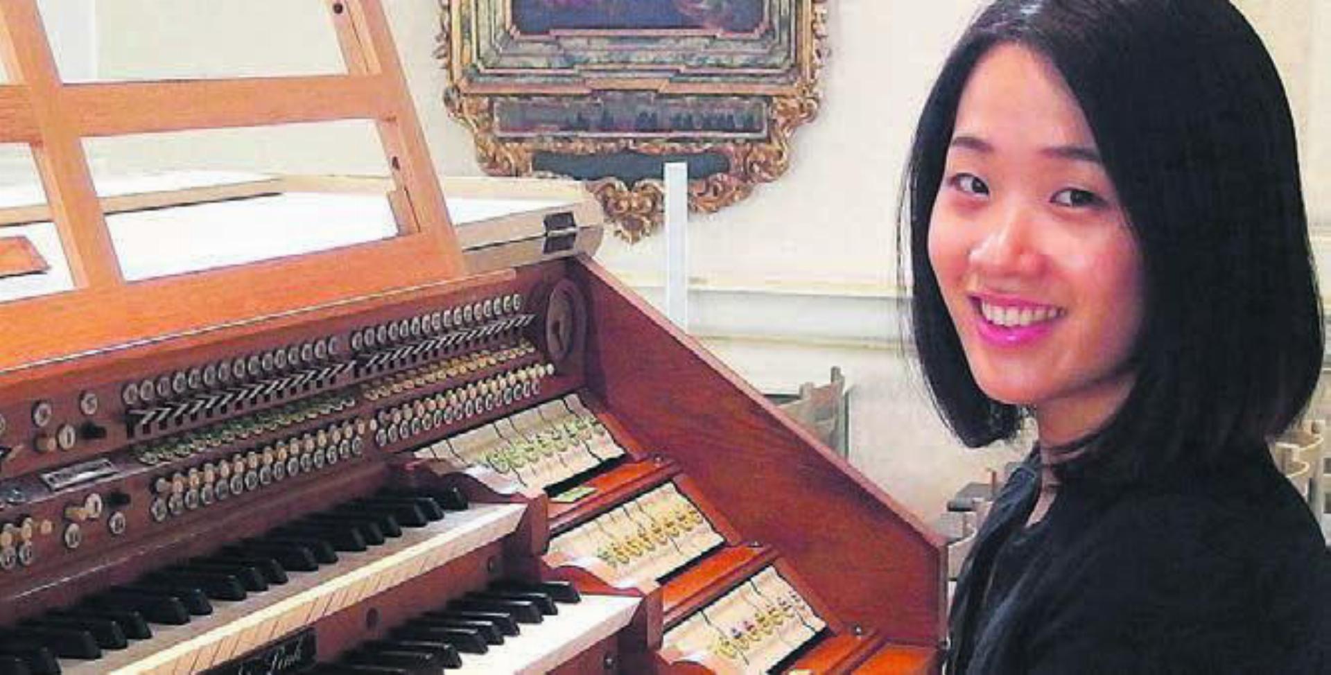 Jiyoung Kim-Barthen spielt die Evangelienorgel und die Grosse Orgel.