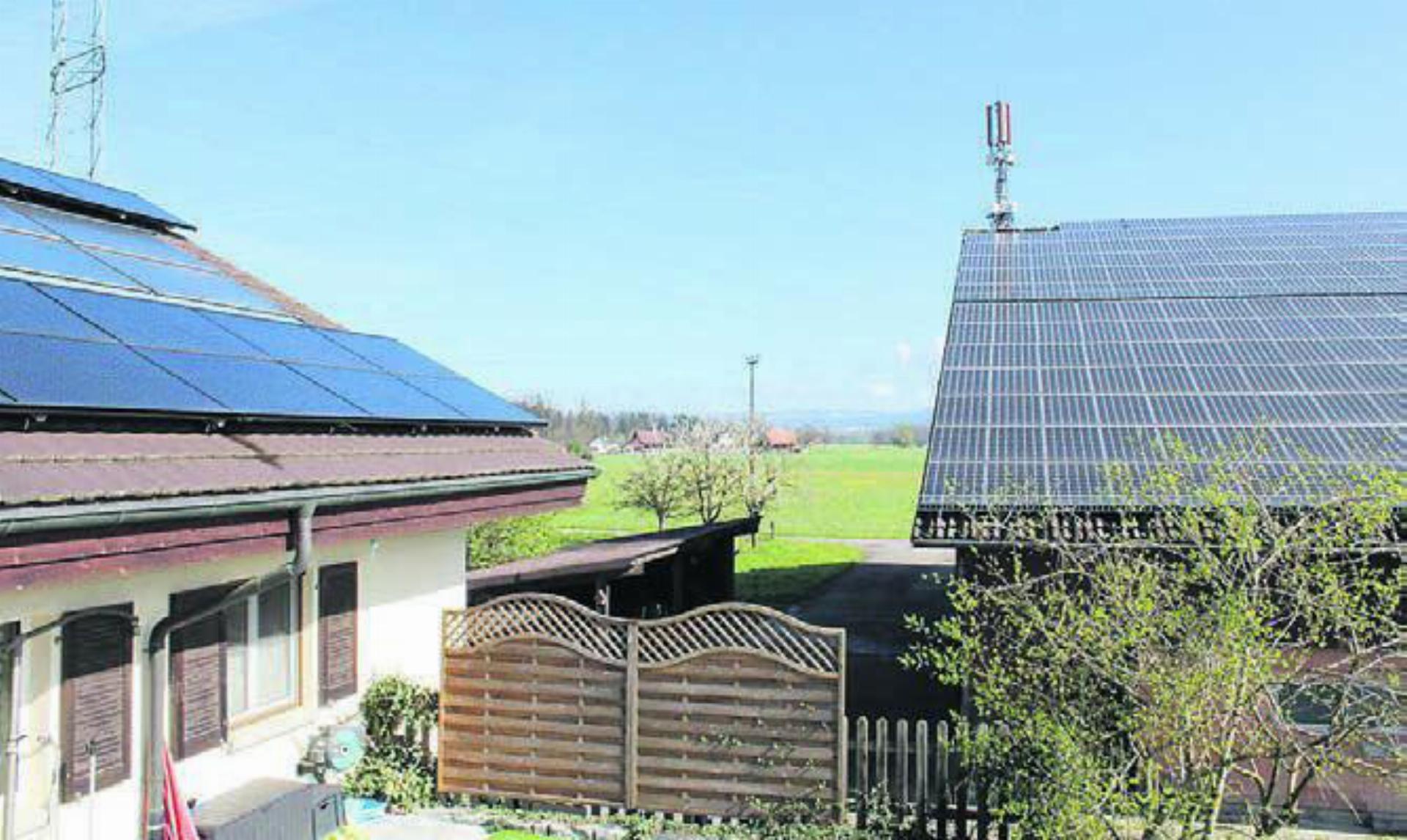 Kleine PV-Anlage, solarthermische Anlage und grosse PV-Anlage auf dem Bucherhof in Mühlau. Bild: zg
