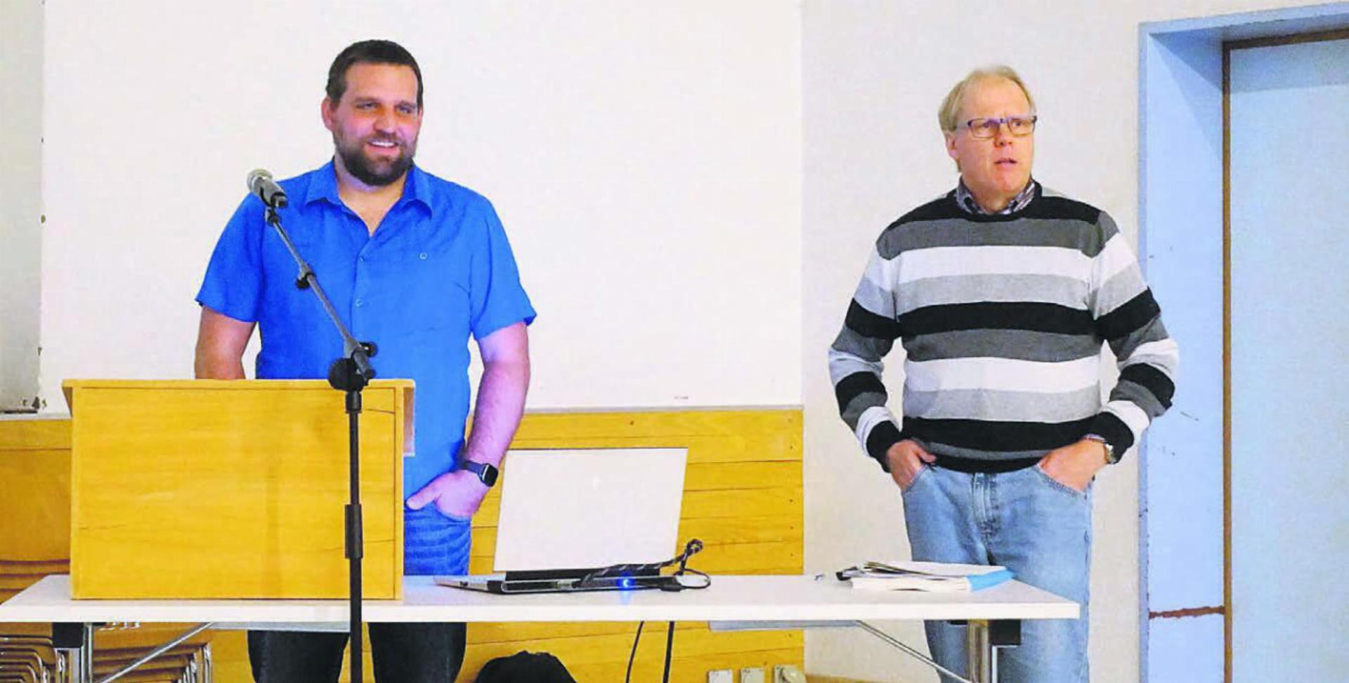 Der Bünzener Gemeinderat Stefan Hafen und Paul Keller (von links) von der arcoplan klg informierten über die weitere Entwicklung der Gemeinde. Bild: Susanne Schild