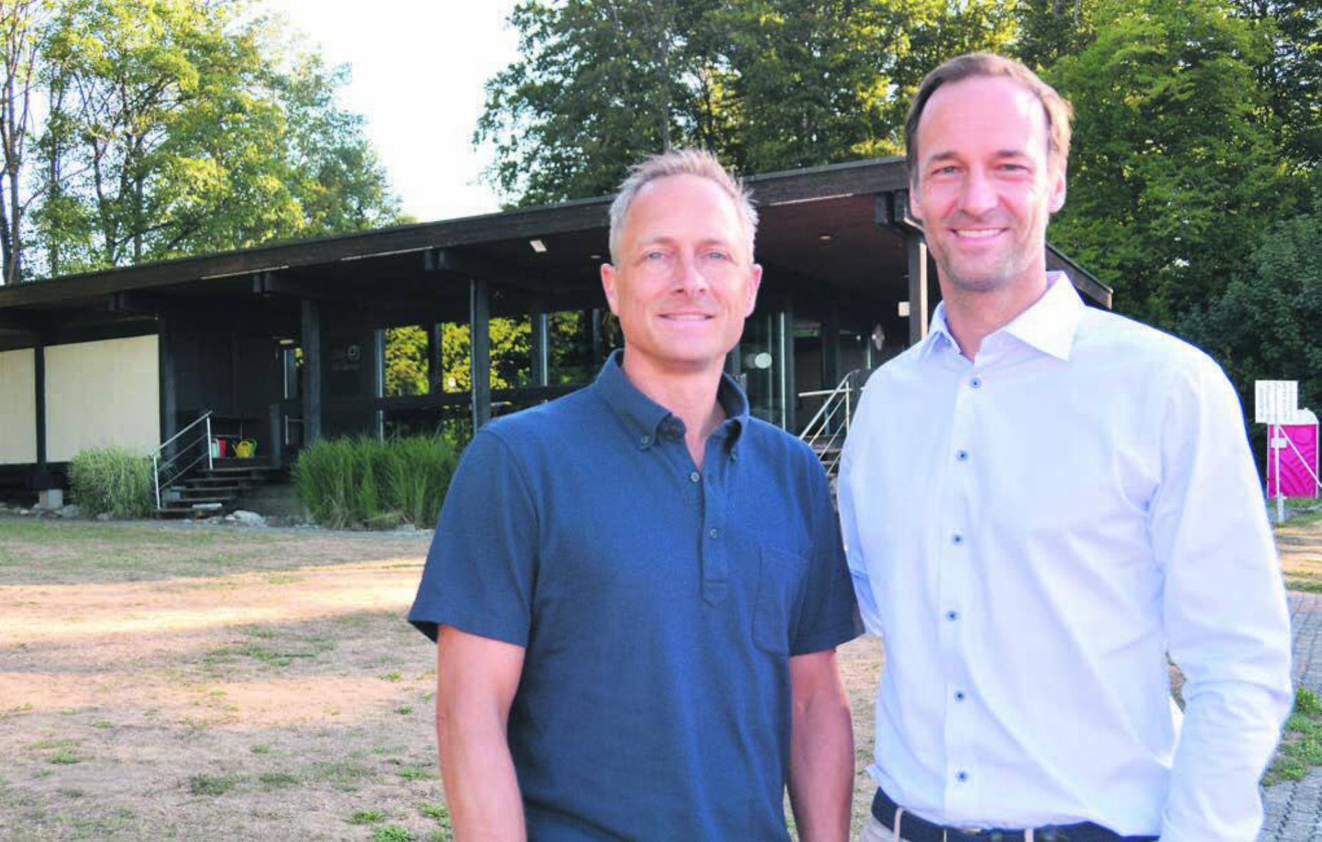 Präsident Frank Briedé (links) und Vizepräsident Ronnie Stutz müssen für den Neubau des Clubhauses und eines 4. Tennisplatzes nochmals über die Bücher. Bild: Archiv / Roger Wetli