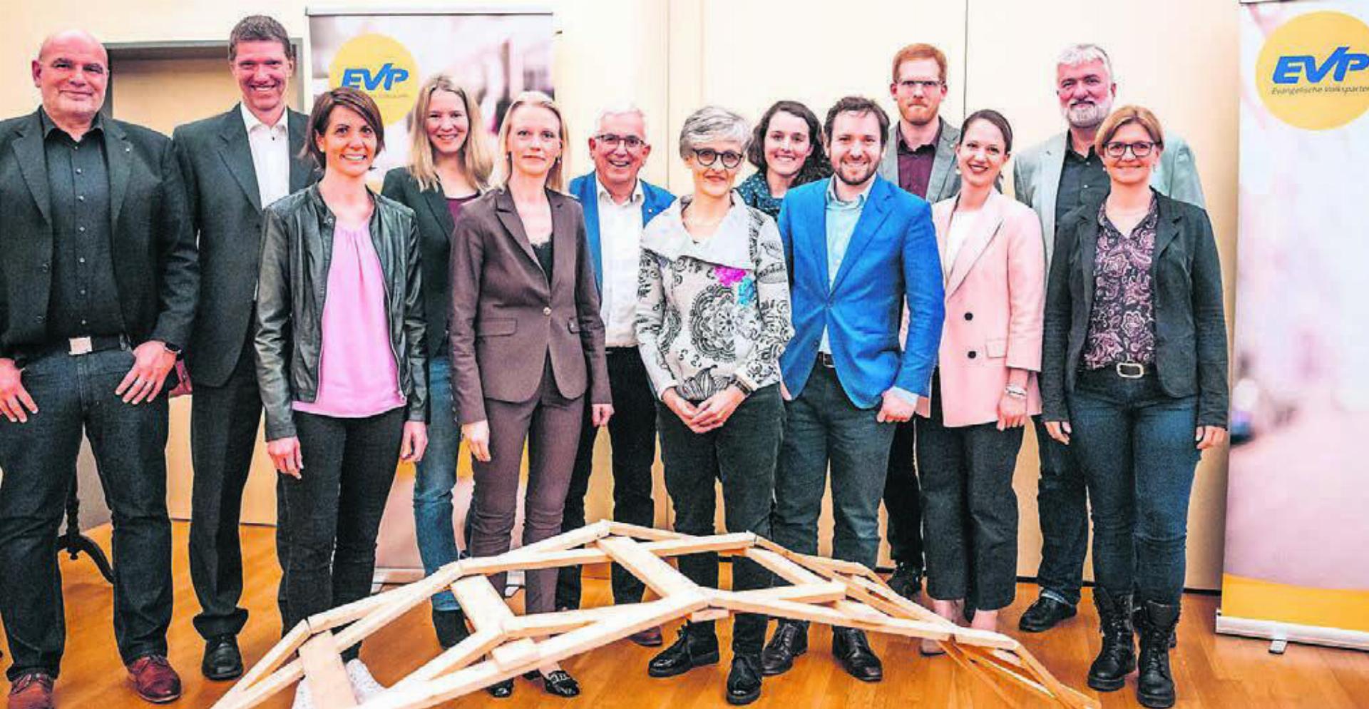 Die Kandidaten der EVP mit Spitzenkandidatin Lilian Studer (5. von links) bauten an der Nominationsversammlung gemeinsam eine Brücke und hoffen im Herbst auf ein kleines Wunder. Bild: zg