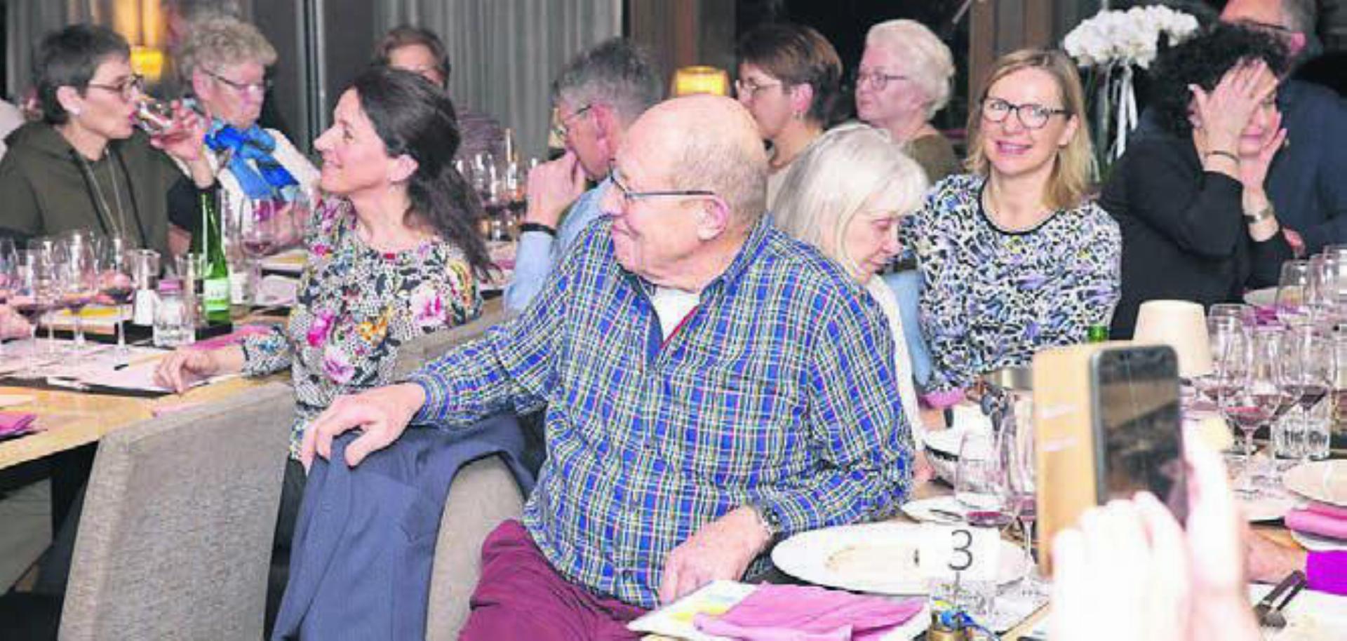 Referent Wolfgang Bleiss fühlte sich sichtlich wohl im Kreis der Weinfreunde. Bild: zg - Das Bild wird blockiert. – Möglicherweise durch einen aktiven Adblocker.
