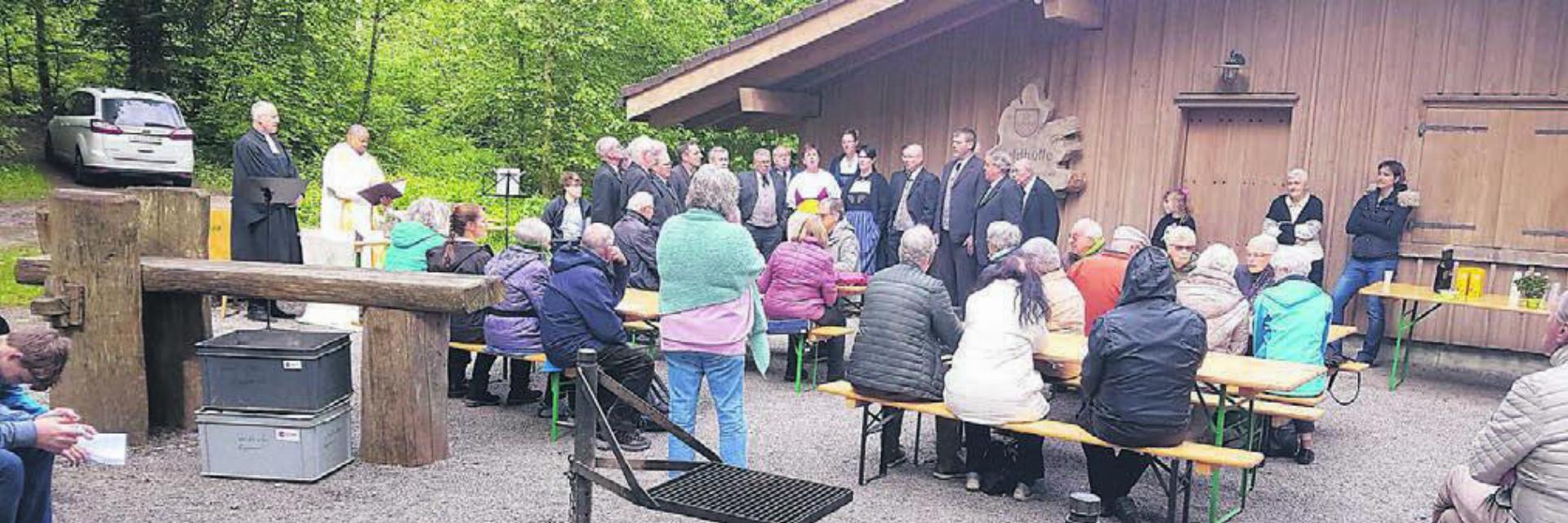 Eine respektable Schar von Gläubigen beider Konfessionen nahm teil am ökumenischen Gottesdienst bei der Waldhütte. Bild: zg