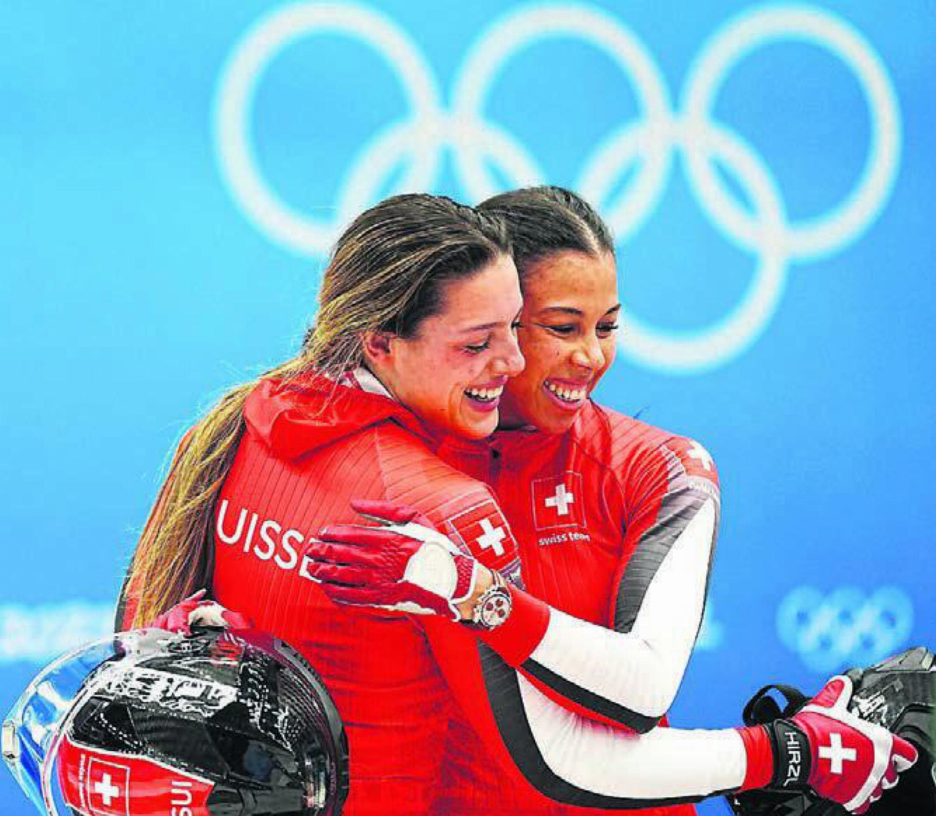 Die Berikerin Melanie Hasler (rechts) herzt ihre Anschieberin Nadja Pasternack an den Olympischen Spielen in Peking. Hasler startet im Zweierbob (6. Rang) und Monobob (7.).