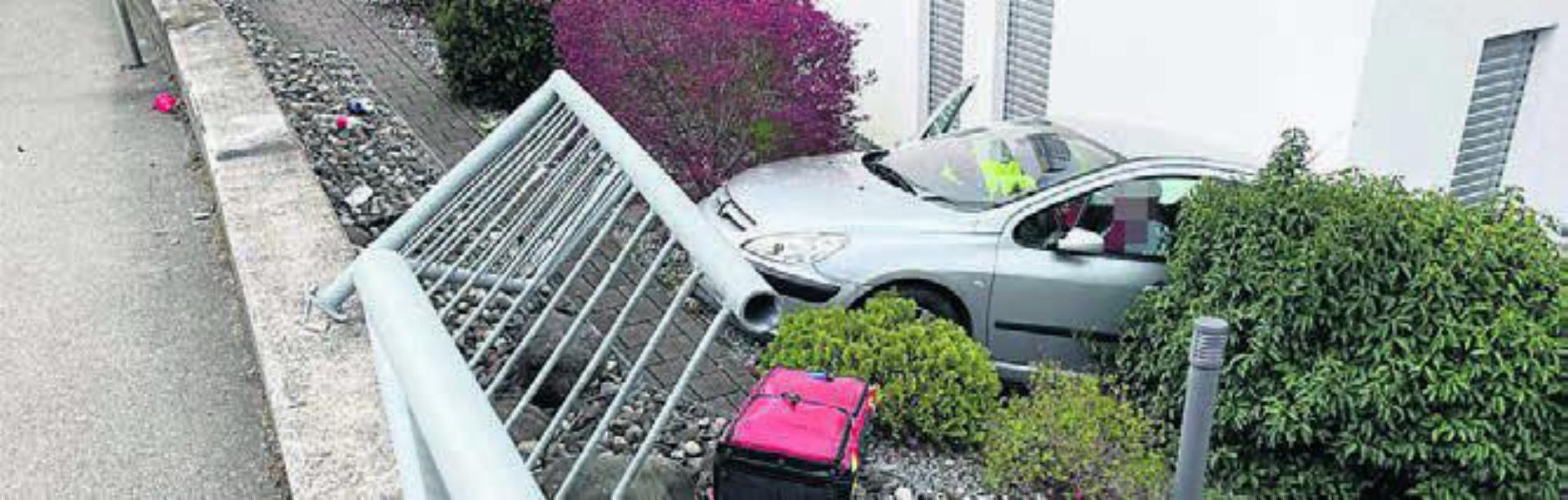 Beim Unfall entstand beim Auto Totalschaden und beim Gebäude sowie am Geländer beträchtlicher Schaden. Bild: pz