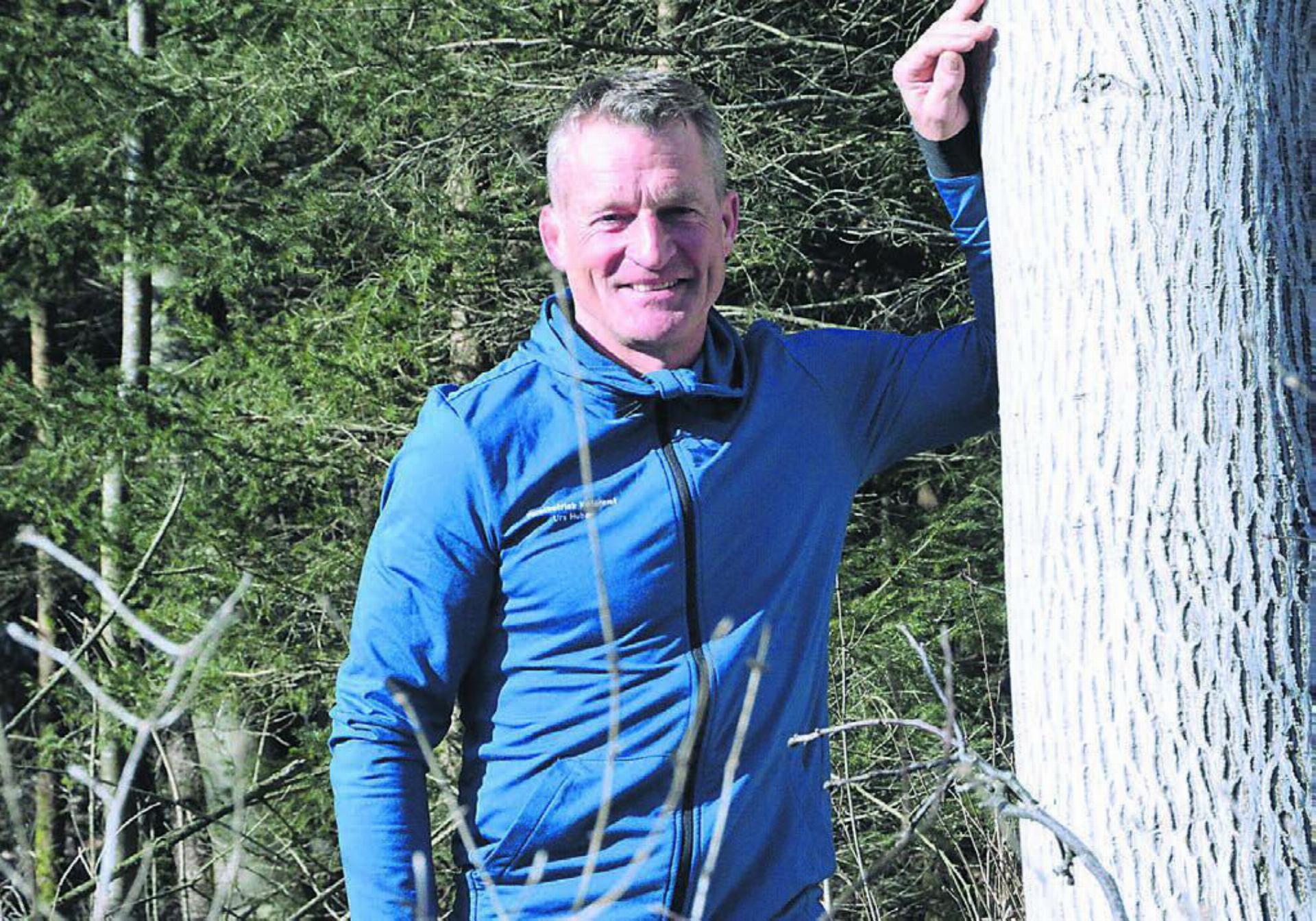 Urs Huber und sein erster gesetzter Baum. «Man schaut zu ihnen und verfolgt ihr Wachstum. Sie können einem nur ans Herz wachsen.» Bild: Celeste Blanc