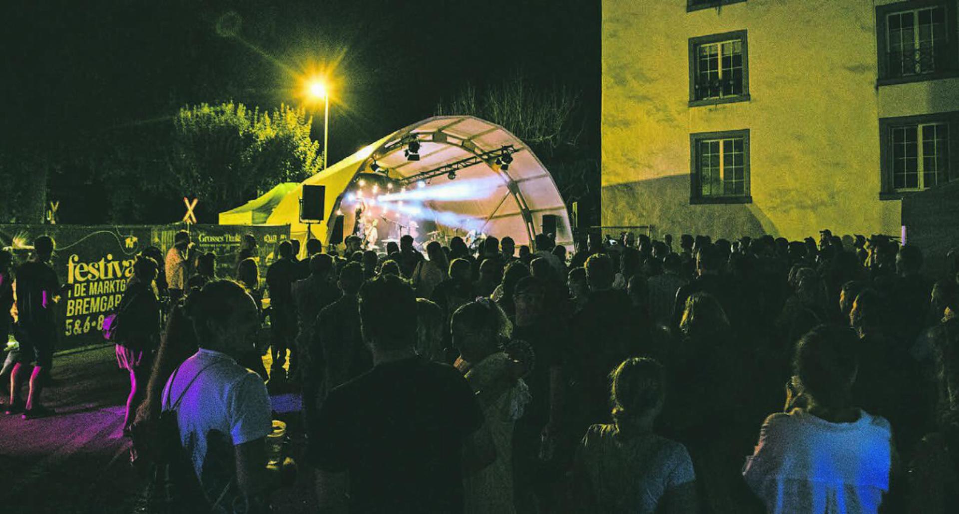 Solche Bilder wird es 2023 keine geben: Besucher lauschen vor der Spittelbühne eingangs der Marktgasse einem Konzert anlässlich des FidM. Bild: zg