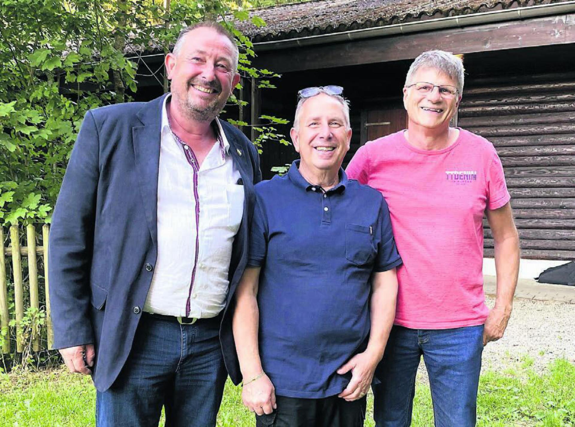 Allen Grund zum Strahlen (von links): Gemeinderat Ruedi Schmid, der neue Ortsbürger Vincenzo Matrascia und Stephan Nauer, der Präsident der Ortsbürgerkommission. Bild: sp