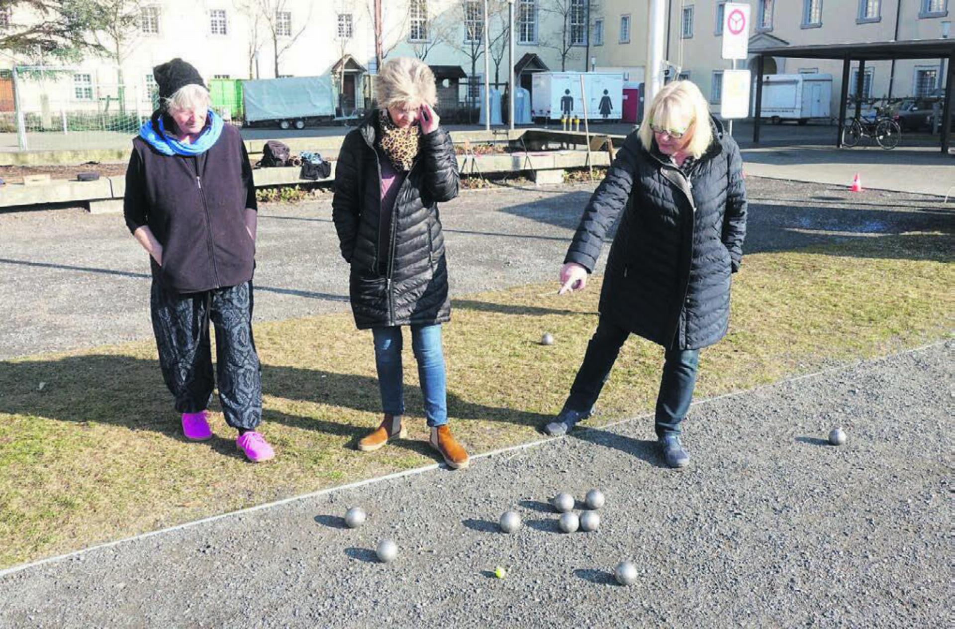 Pétanque ist spannend bis zur letzten Minute. Welche Kugel liegt näher am «Schweinchen»? Das Diskutieren gehört genauso dazu wie das Werfen der Kugeln. Bilder: Susanne Schild