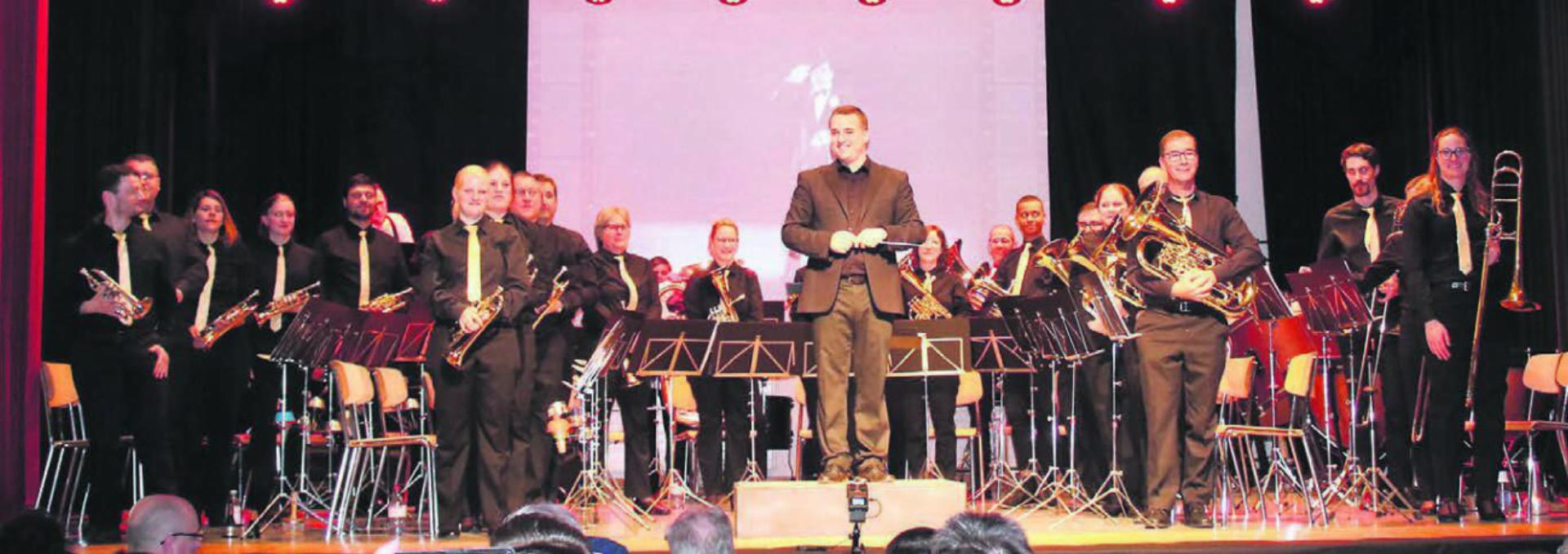 Die Musikgesellschaft Mühlau mit ihrem Dirigenten Guillermo Casillas an ihrem Jahreskonzert unter dem Motto «Brass Nights». Bilder: lar
