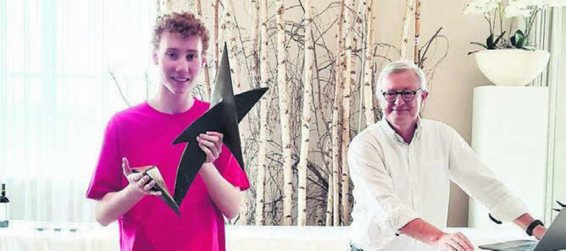 Alain Schaad bei der Übergabe des Wanderpreises mit dem zuständigen Leiter Ressort Sport SMV Yeginsoy Faruk. Bild: zg