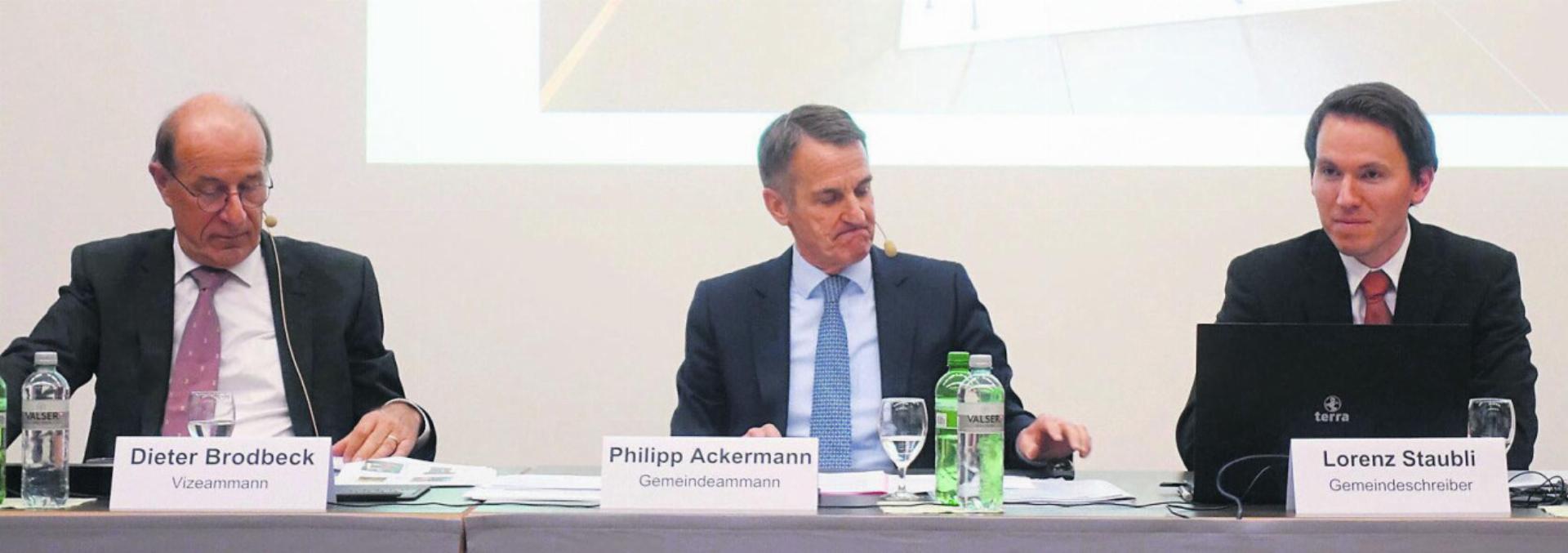 Gemeindeammann Philipp Ackermann (Mitte) führt souverän durch die «Gmeind». Diskussion gibt es nur bei der BNO. Bild: Susanne Schild