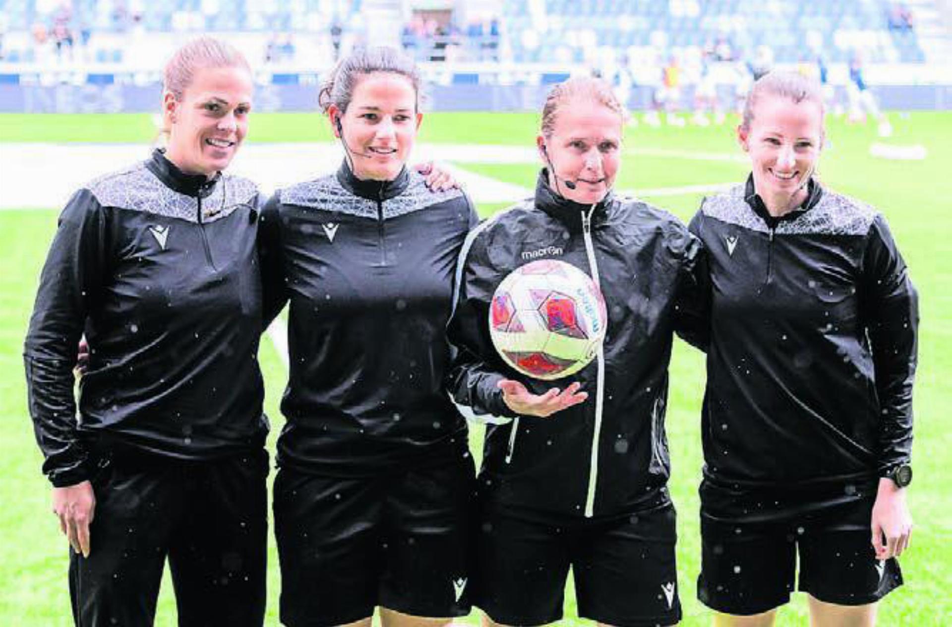 Das erste rein weibliche Schiedsrichter-Quartett in der Swiss Football League (von links): Désirée Grundbacher, Linda Schmid, Esther Staubli und die Freiämterin Susanne Küng. Bild: Freshfocus