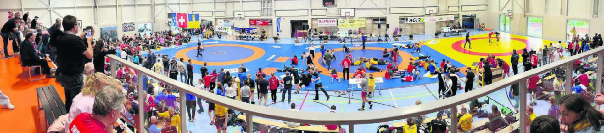 173 Ringer, 300 Zuschauer: In der Halle in Merenschwand herrschte den ganzen Samstag über viel Betrieb. Bilder: Alexander Wagner (3), Stefan Sprenger (1), zg (1)