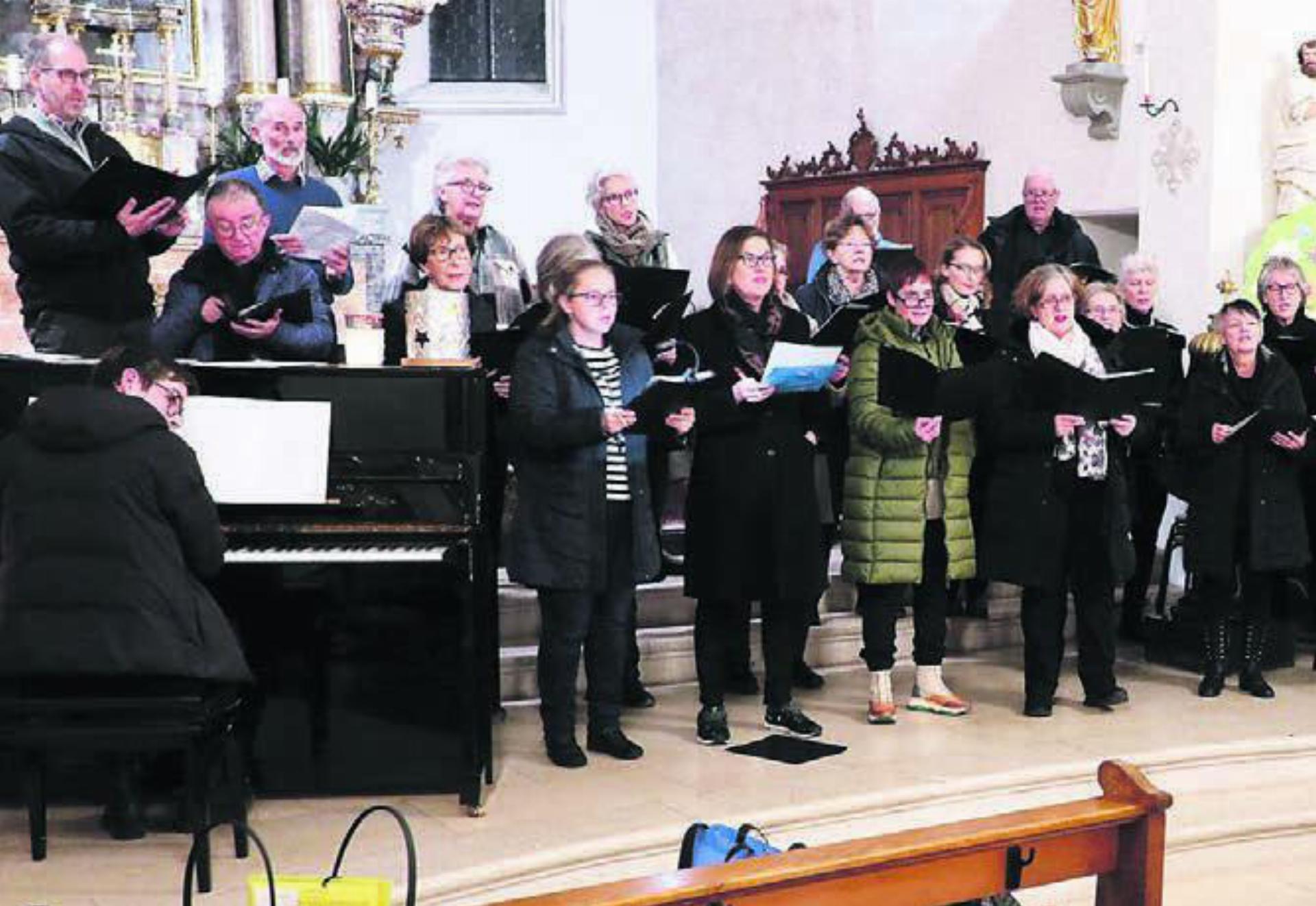 Der Kirchenchor sang mit voller Inbrunst. Bild: zg