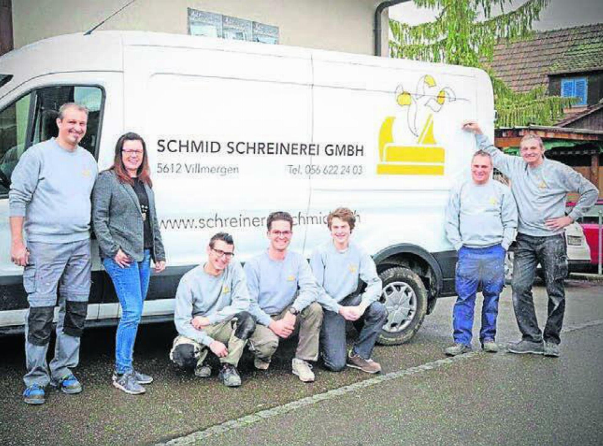 Stephan und Sandra Schmid präsentieren stolz ihre «Mannschaft». Bild: zg