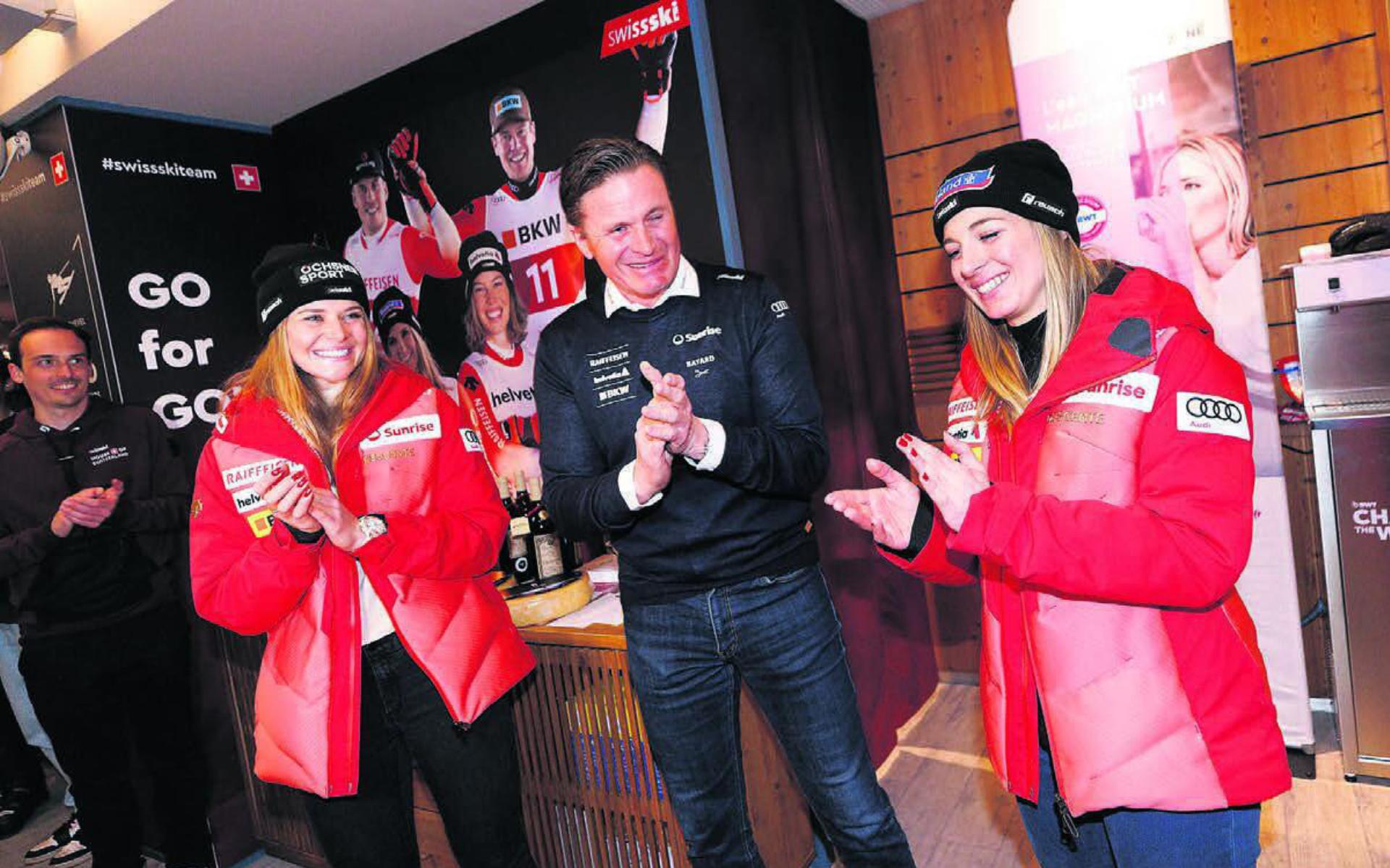 Der Freiämter Swiss-Ski-Präsident Urs Lehmann gratuliert der neuen Abfahrtsweltmeisterin Jasmine Flury (rechts) und Corinne Suter (Bronze) im House of Switzerland. Bild: Freshfocus