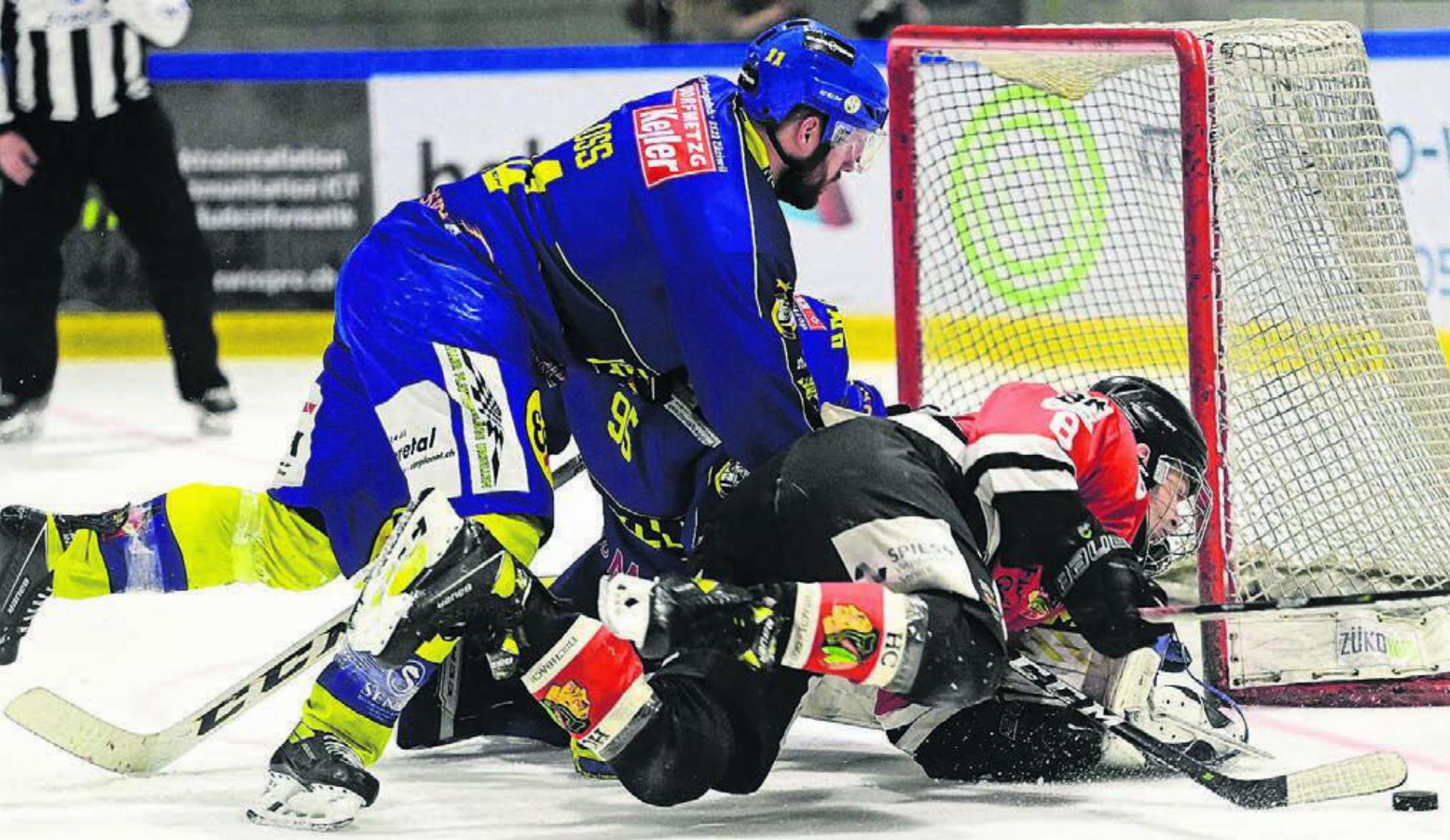 Ein riesiger Fight um jeden Zentimeter Eis: Marc Seiler (rechts) versucht den Puck ins Tor zu stochern.