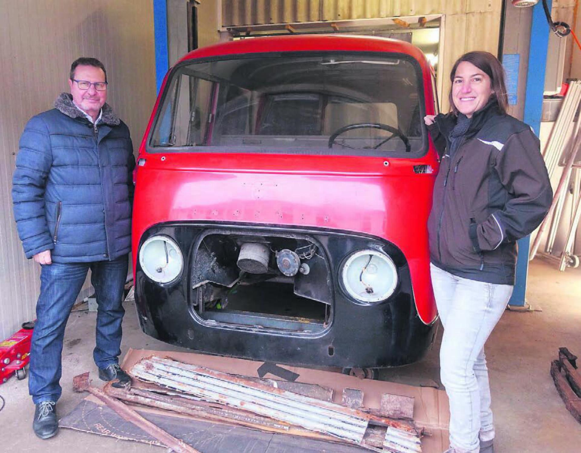 Pirmin Imboden und Jolanda Hofmann vom Feuerwehrverein Waltenschwil sind zuversichtlich, dass der Ford Taunus Transit, Jahrgang 1964, fertig restauriert werden kann. Bild: Susanne Schild