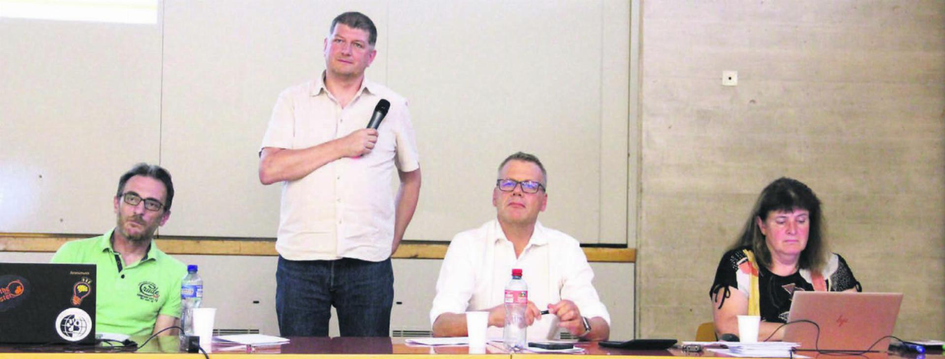 Die Gemeinderäte Alex Lötscher, Mario Räber (Ammann) und Peter Ammann (von links) blieben bei allen Diskussionen souverän und sachlich. Bild: Monica Rast