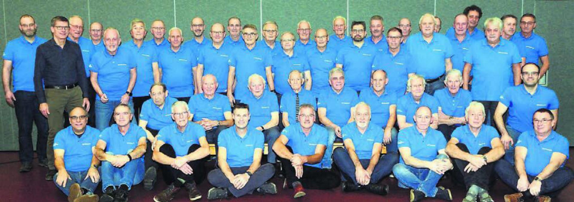 Gruppenfoto mit den neuen Sweatshirts: die Mitglieder des Männerturnvereins Waltenschwil. Bild: zg