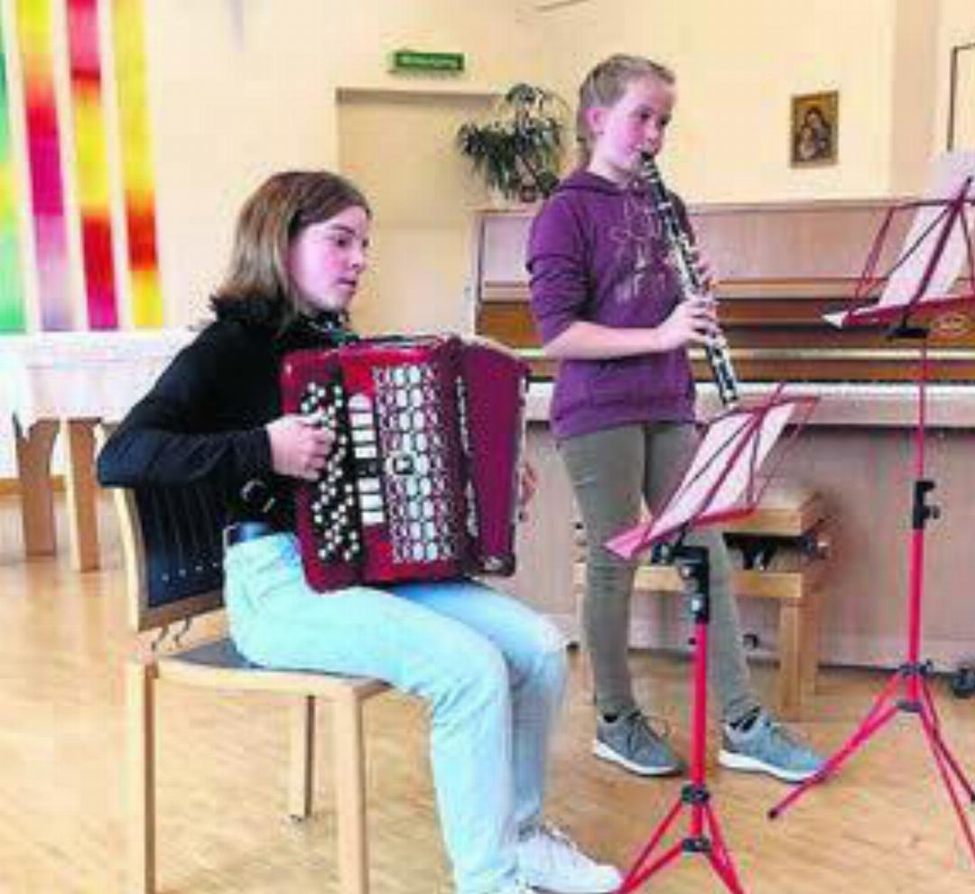 Auch an einer kleineren Schule werden das Zusammenspiel gefördert und jede Möglichkeit für Auftritte genutzt.