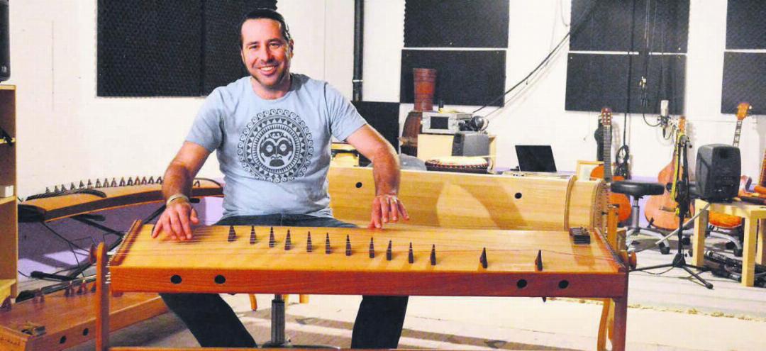 Ronny Wyssmüller spielt an seinem selbst gebauten «KoTaMo», einem Instrument, das sich aus der Tanpura, dem Koto und dem Monochord zusammensetzt. Bild: Celeste Blanc