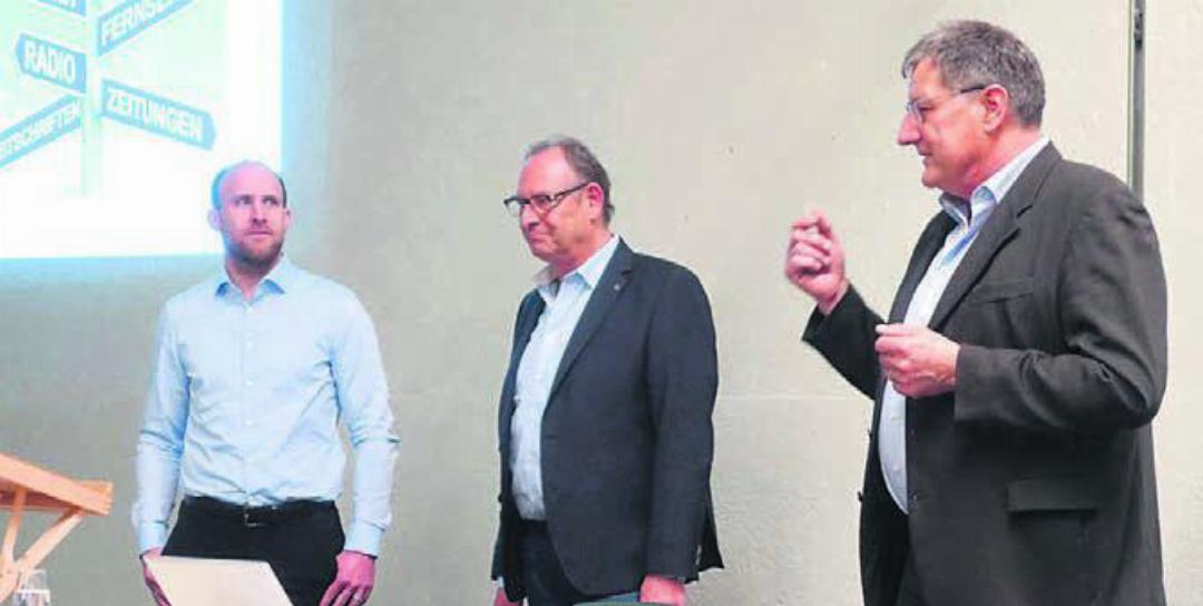 Pius Wyss (rechts) bedankt sich bei Martin Nietlispach und Jules Bittel für das Referat über die Medienlandschaft Freiamt an der Abgeordnetenversammlung. Bild: sus