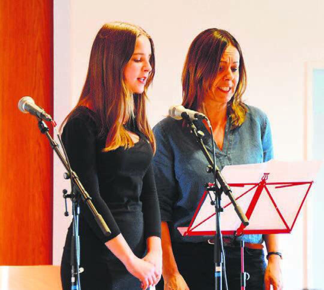 Auch klassischer Gesang wird an der Musikschule Muri  gelehrt: Lisa Perekucha mit Gesangslehrerin Monika Käch.