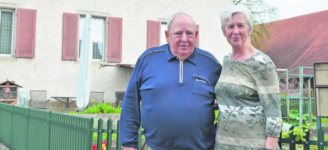 Georg «Jimmy» und Theres Rüttimann – seit 50 Jahren sind sie verheiratet und leben in Waldhäusern. Viel Wert legen sie auf den grossen Garten. Bild: Annemarie Keusch
