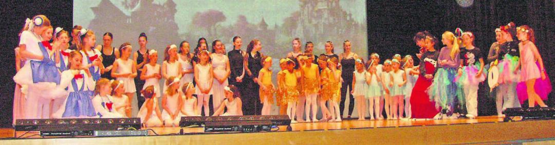 Das Ballettensemble der Musikschule Kelleramt nach erfolgreicher Aufführung.