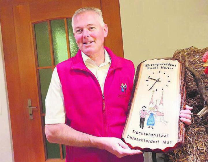 Ruedi Halter präsidierte den Verein Trachtetanzlüüt Chloschterdorf ganze 21 Jahre lang. Nun tritt er kürzer und wurde an der GV ausgiebig verdankt. Bild: zg