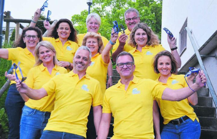 Die Vorfreude im OK ist riesig, auch wenn die extra angefertigten Sonnenbrillen noch nicht wirklich im Einsatz sind, von links: Renate Leuthard, Marlise Bingesser, Bettina Galbier, Roger Wydler, Edith Frey, Yvonne Fanelli, Jörg Ackermann, Daniel Schmitter, Nicole Zumstein und Nadine Steimen. Bild: Annemarie Keusch