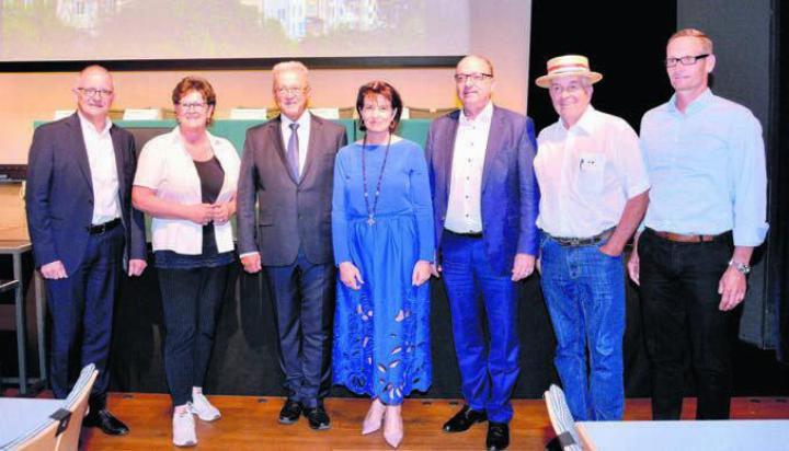 Bild mit der ehemaligen Bundesrätin (v. l.): Hanspeter Hilfiker, Stadtpräsident Aarau; Milly Stöckli, Verbandspräsidentin Aargau; Georges Schmid, Präsident SVBK; Alt-Bundesrätin Doris Leuthard; Regierungsrat Markus Dieth; Ruedi Donat, OK-Präsident; Daniel Müller, Leiter Ortsbürgergut Aarau. Bild: pd