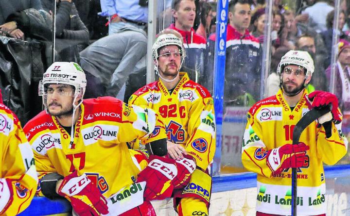 Im siebten Spiel musste Biel den Genfern den Meistertitel überlassen. Die Enttäuschung ist gross beim Freiämter Robin Grossmann (links) und seinen Mitspielern Gaetan Haas und Luca Cunti. Bild: Freshfocus