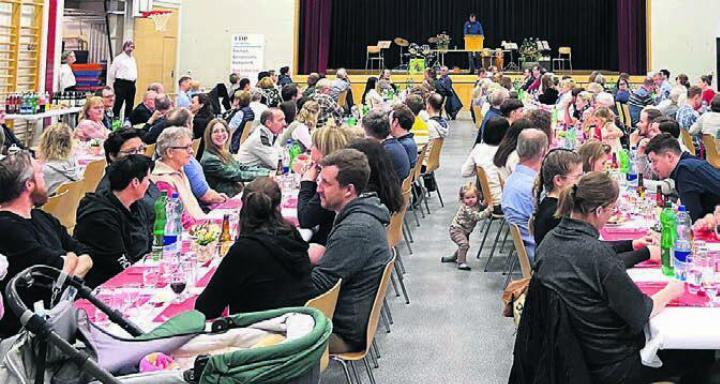 Am Apéro wurde zahlreichen Neuzuzügerinnen und Neuzuzügern die neue Wohngemeinde präsentiert. Bild: zg