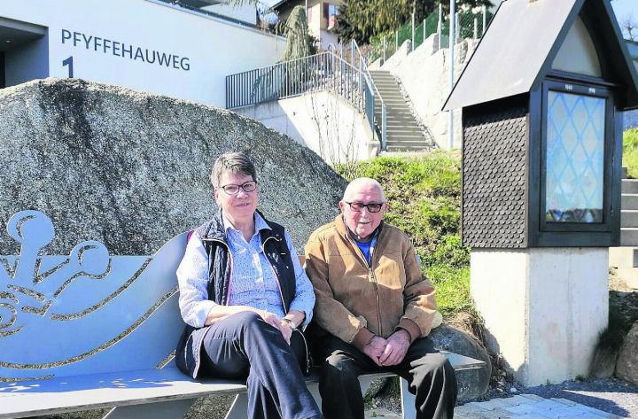 Ursula Vanal und Alfred Moser geniessen die einladende Sitzgelegenheit in spezieller Atmosphäre. Bild: Marco Huwyler