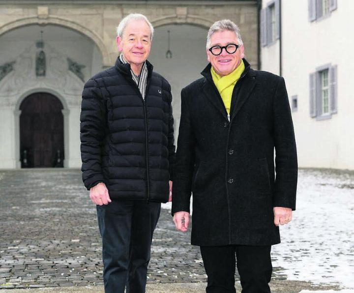 Peter Hägler (links) und Martin Allemann vor der Klosterkirche in Muri. Bild: zg