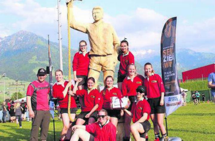 Die Sinser Frauen freuen sich über den Turniersieg. Im Hintergrund die WM-Statue «Ruedi der Fels». Bild: zg